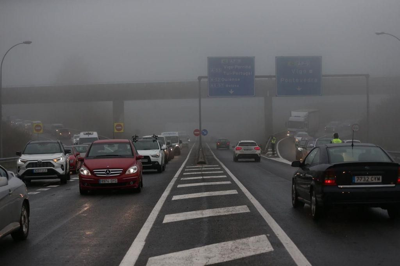 Cortado un carril de la AP-9 en Vigo después de volcar un camión en los túneles de A Madroa 20