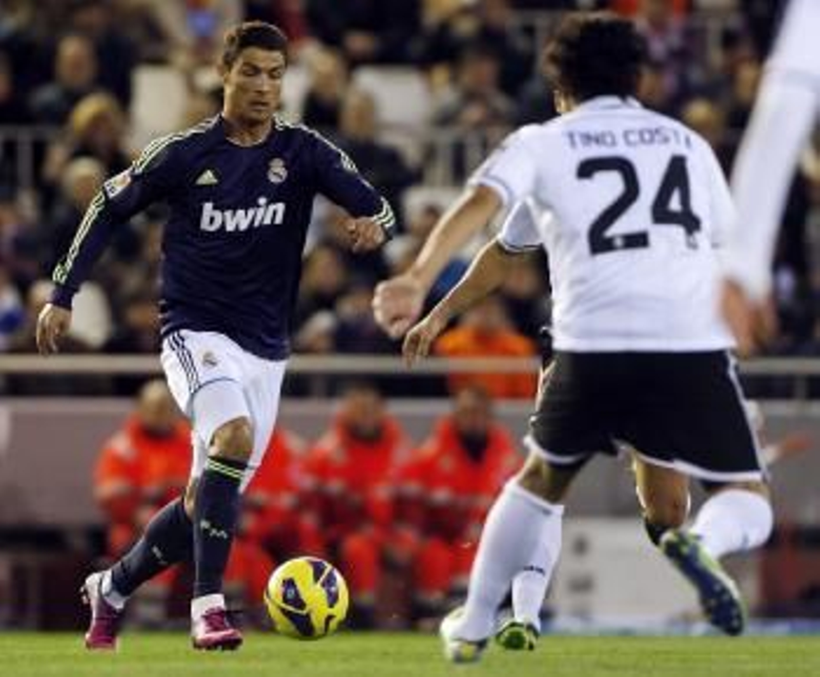 Cristiano Ronaldo encara a Tino Costa en el partido disputado ayer en Mestalla.