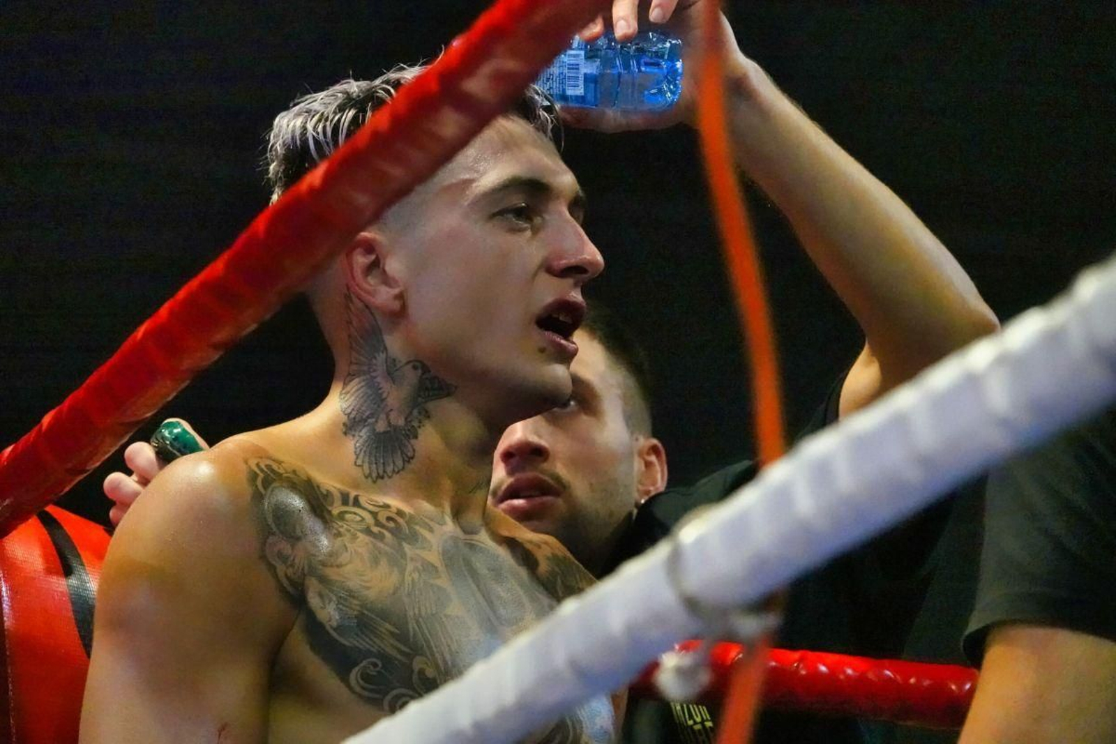 El deportista de El Barrio recibe atención en su esquina durante el combate del pasado sábado.