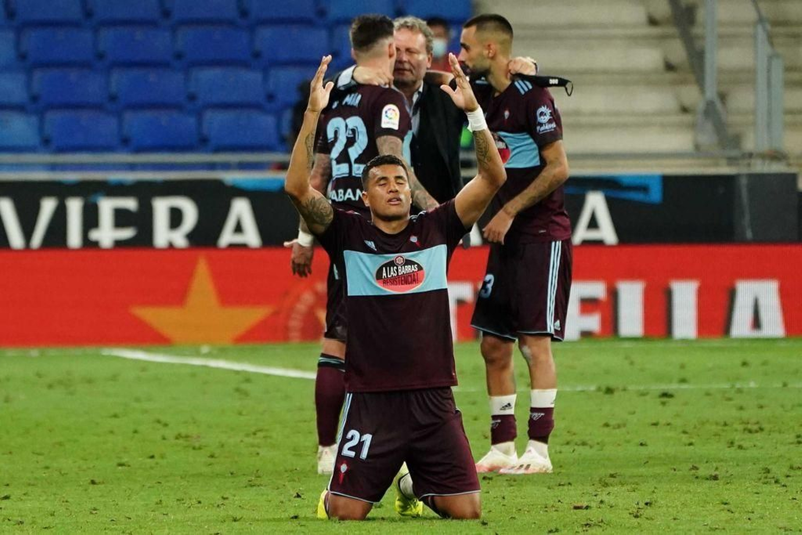 Murillo, de rodillas, celebra la permanencia y el doctor Cota abraza a Brais y Mina.