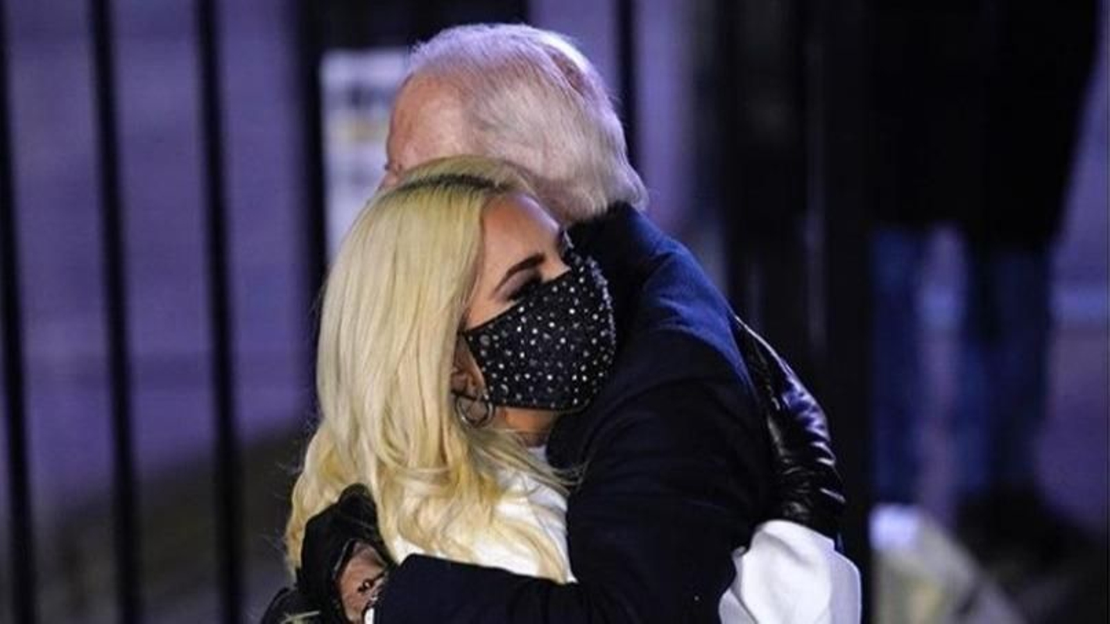Lady Gaga, abrazada al futuro presidente de EEUU, Joe Biden.