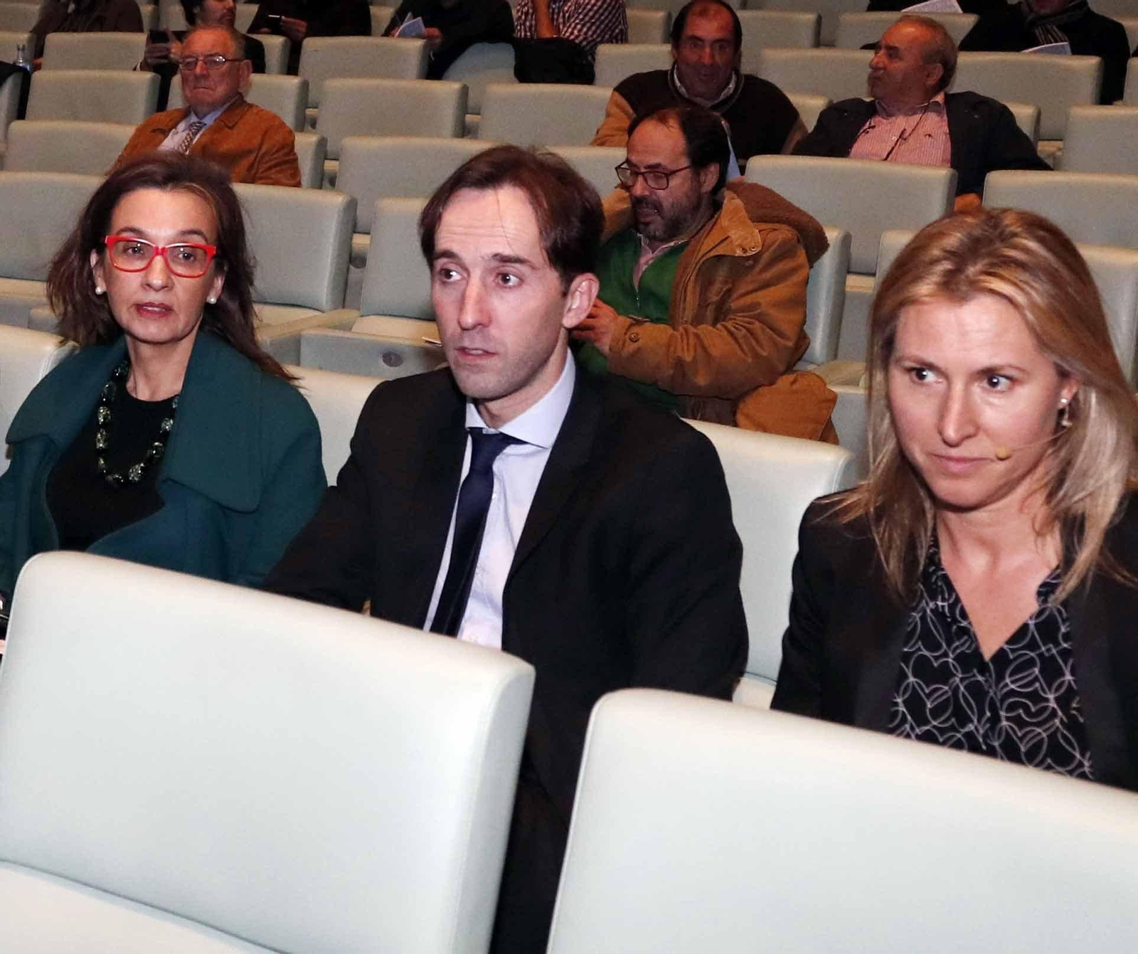 Antonio Chaves, entre Maruxa Magdalena y María José Herbón, en la asamblea del lunes.