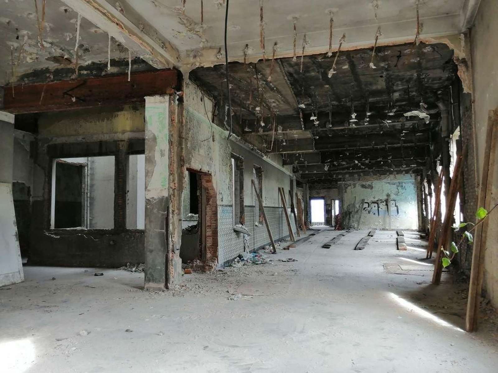 Así estaba ayer el antiguo asilo, con la demolición en marcha, por fases, en el edificio.