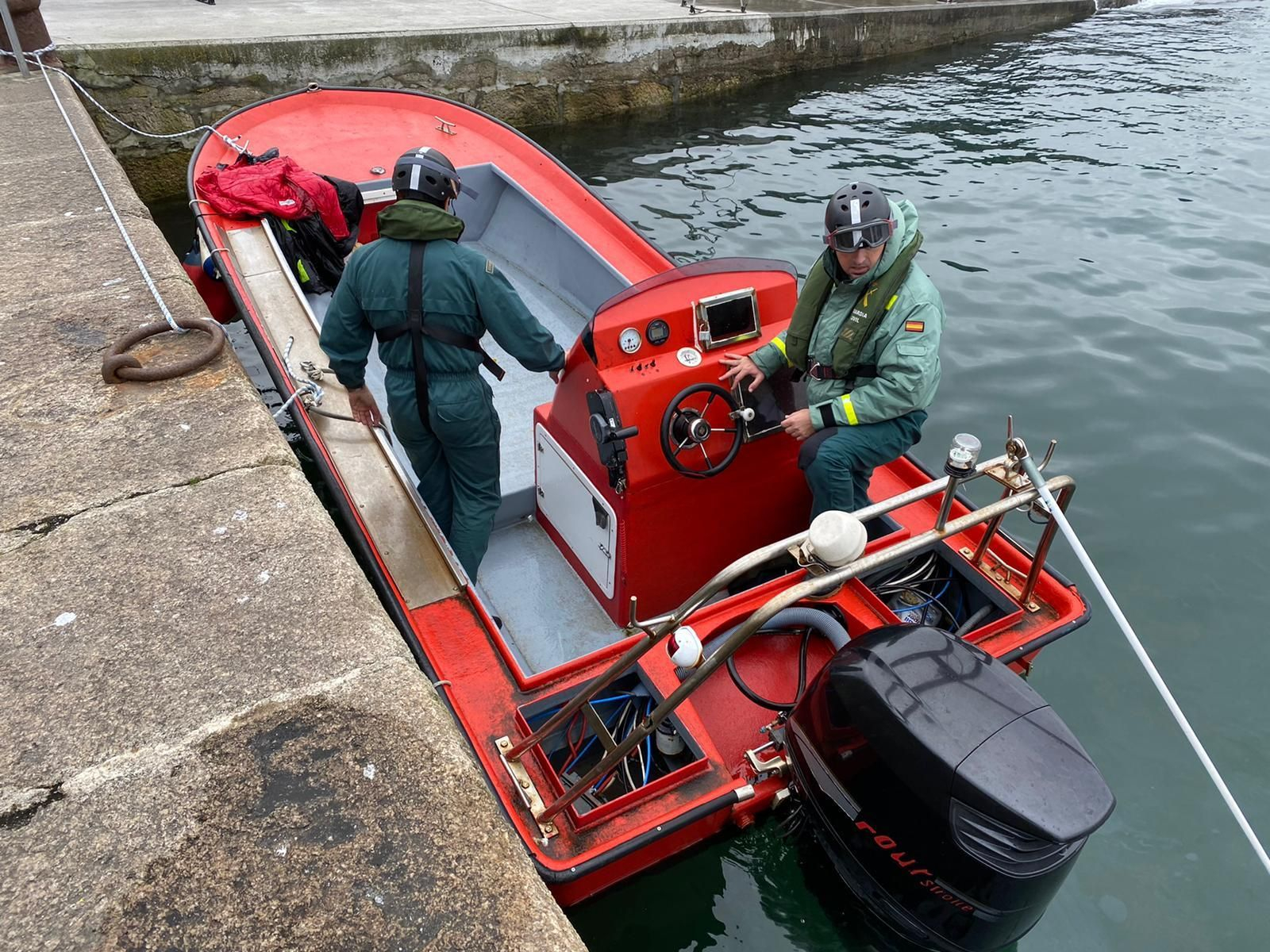 La planeadora zozobró por un golpe de mar cuando faenaba en las inmediaciones de la isla de Ons.