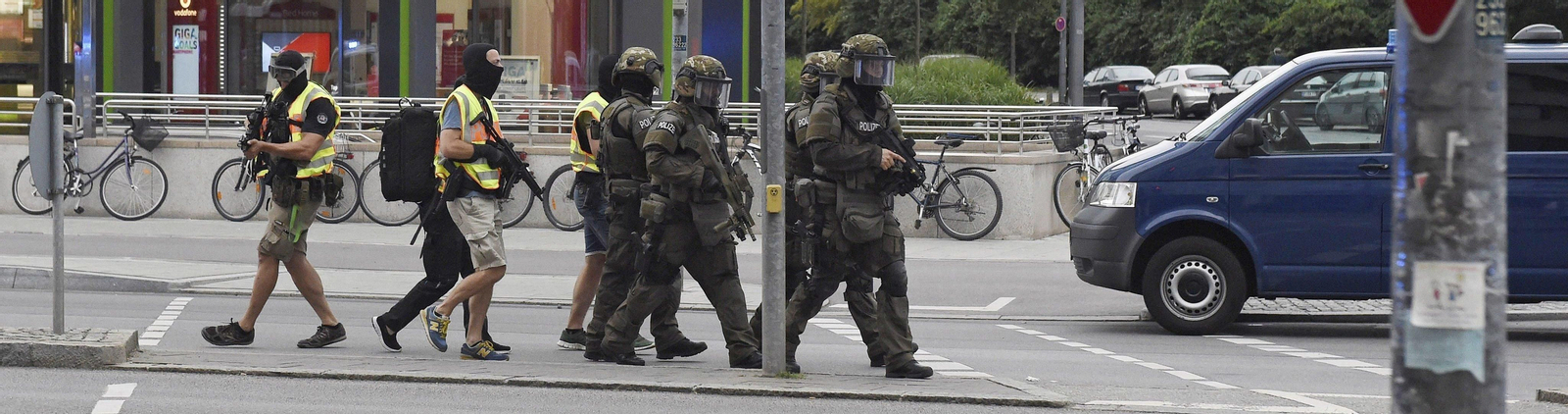 Miembros de las fuerzas especiales de la policía se aproximan al centro comercial