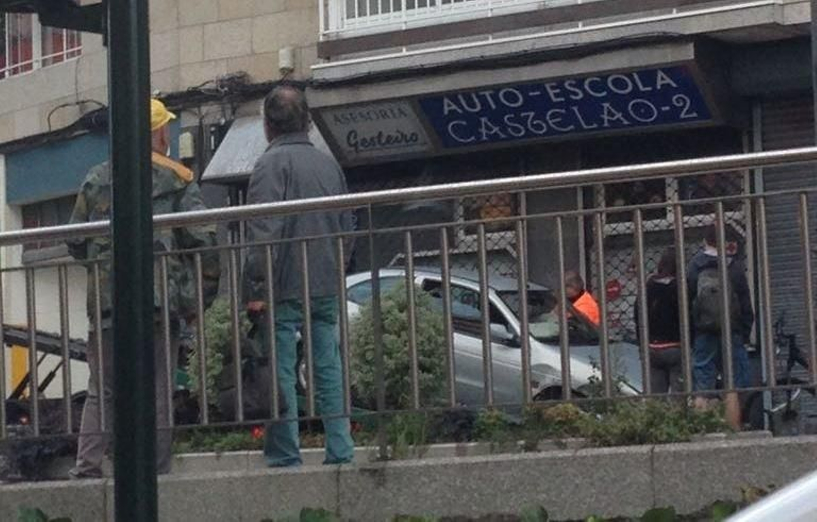 Un vehiculo perdió el control  y acabó subido en la acera.