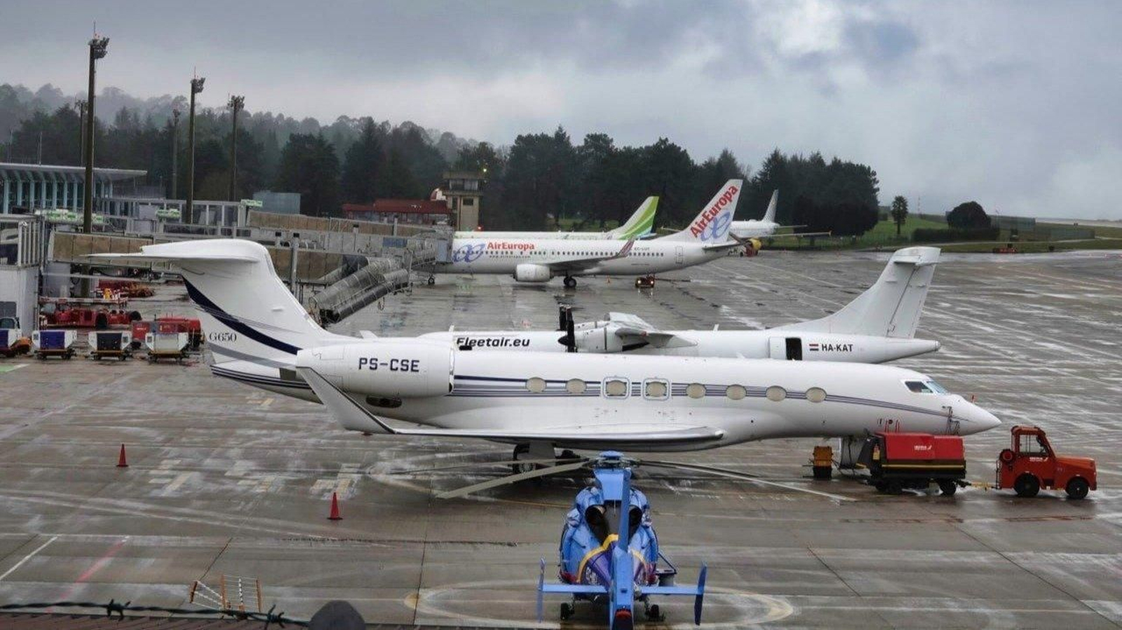 Aviones en la pista de Peinador. // Vicente Alonso