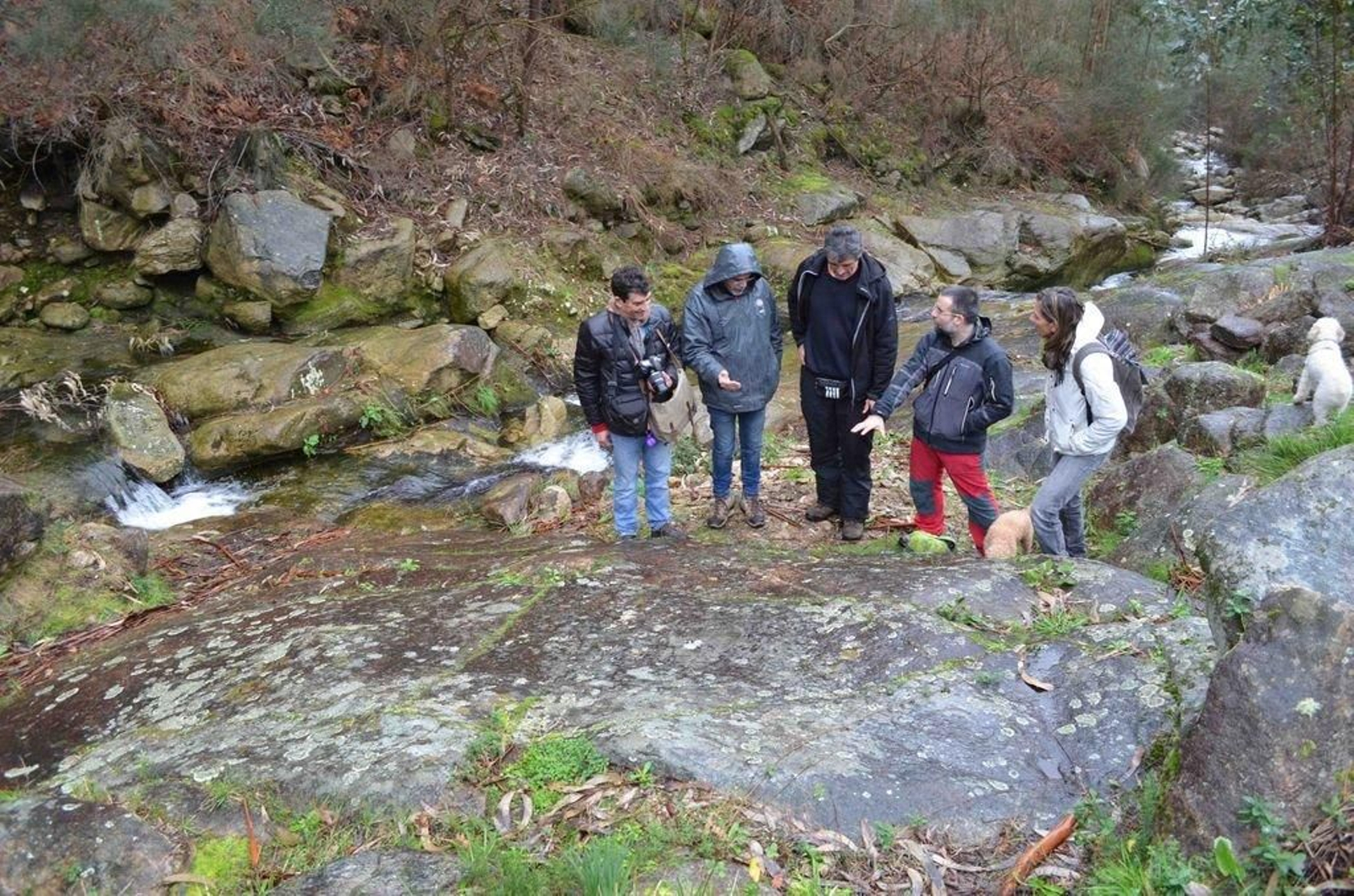 La delegación de la Escola Superior de Conservación e Restauración junto al petroglifo.