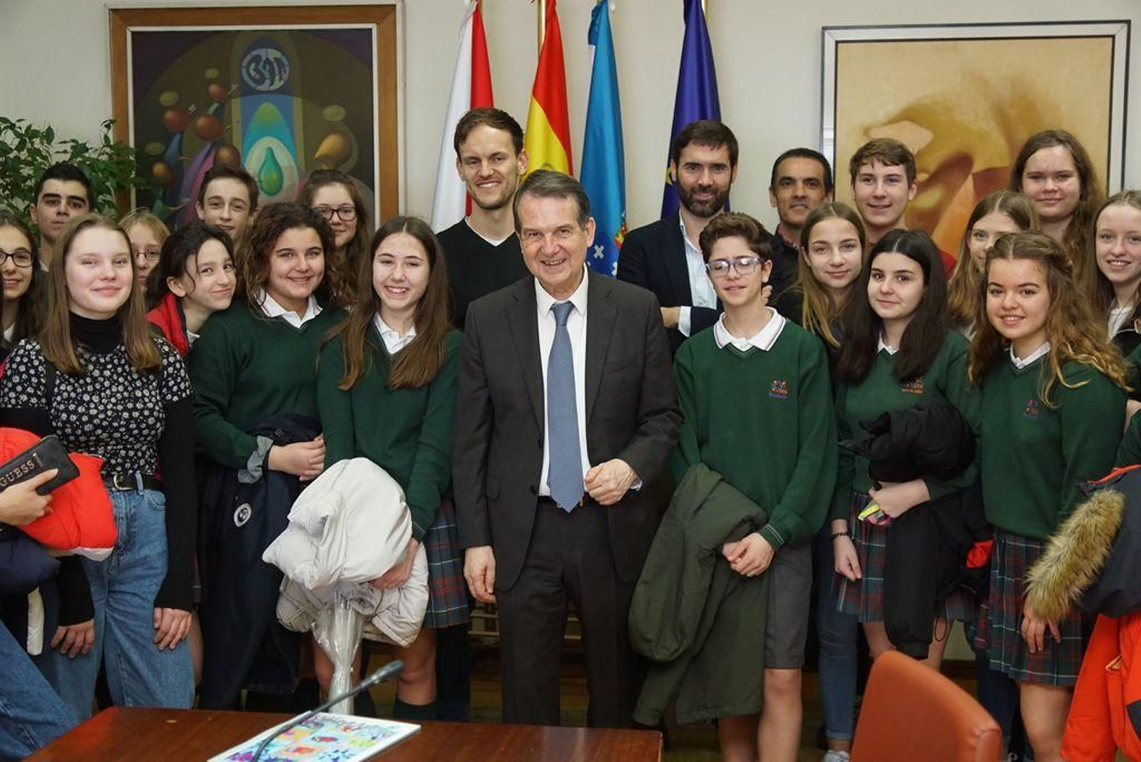 Un grupo de 15 estudiantes alemanes de la región de Hannover realizó ayer una visita a las dependencias del Concello en el marco de su viaje de estudios a Vigo, donde se encuentran de intercambio con el Colegio Miralba-Jesuitinas.