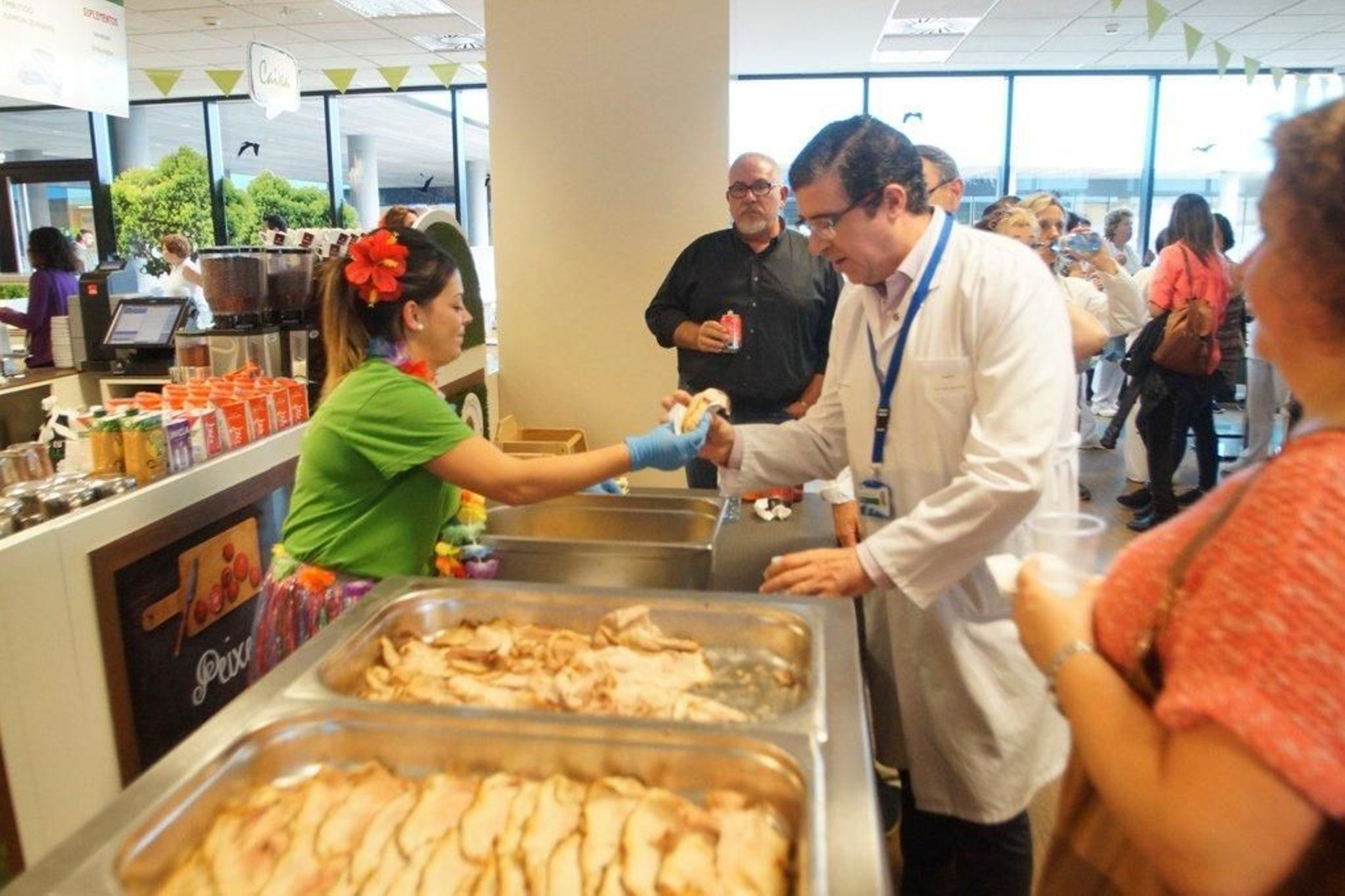 Fiesta hawaiana en el hospital Alvaro Cunqueiro Foto  Vicente Alonso 33