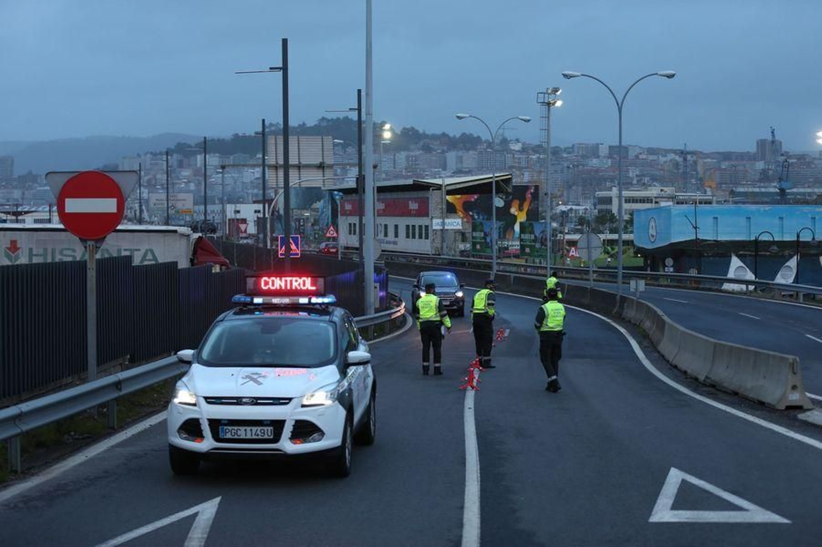 La Guardia Civil realiza controles en los accesos a la ciudad para vigilar la movilidad // Alberte