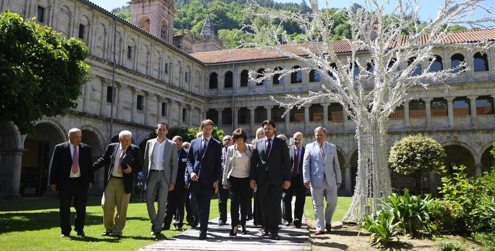 Núñez Feijóo y Rodríguez Miranda con los miembros de la Comisión Delegada del Consello de Comunidades Galegas.