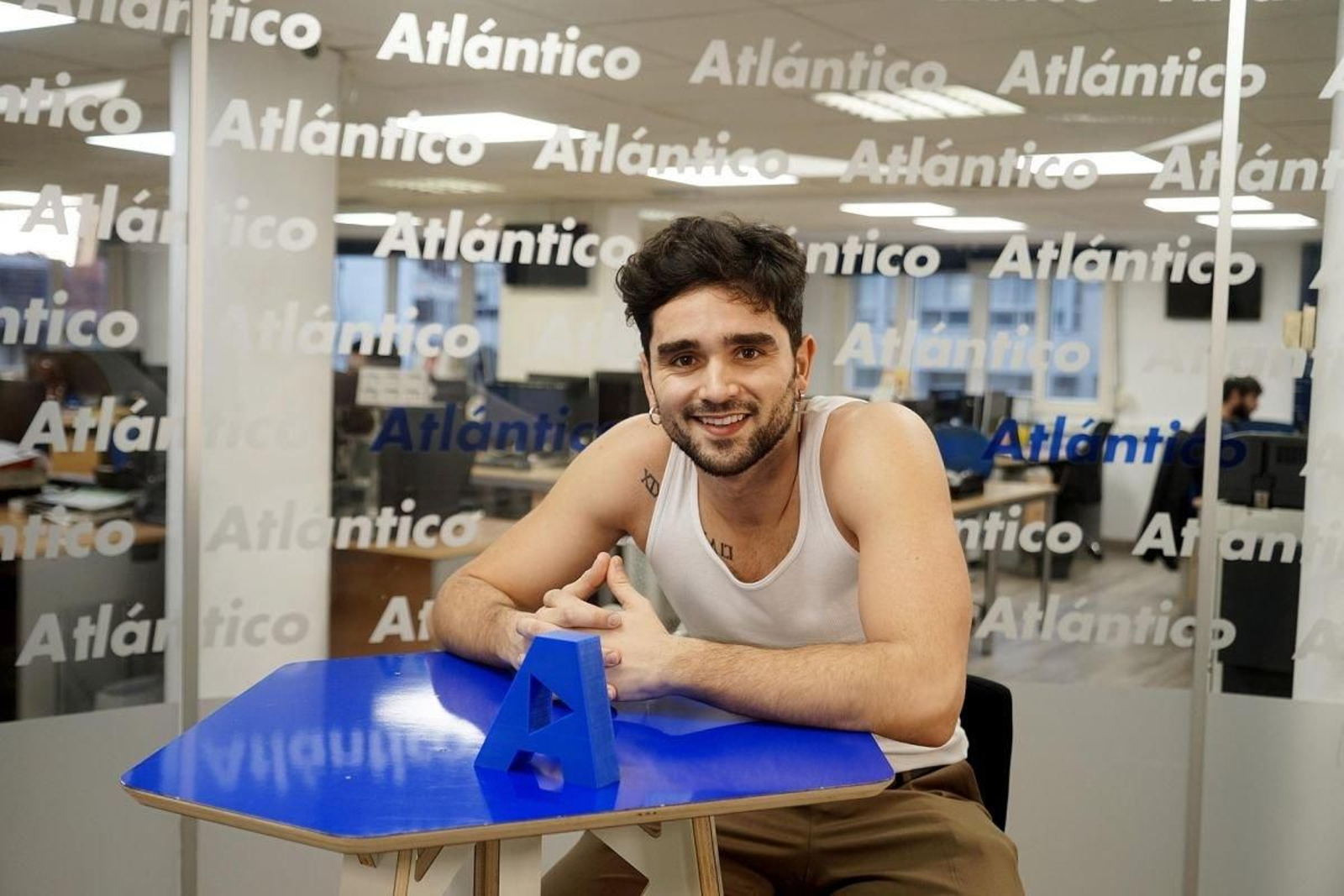 Raúl Alonso, en el set de Atlántico TV.