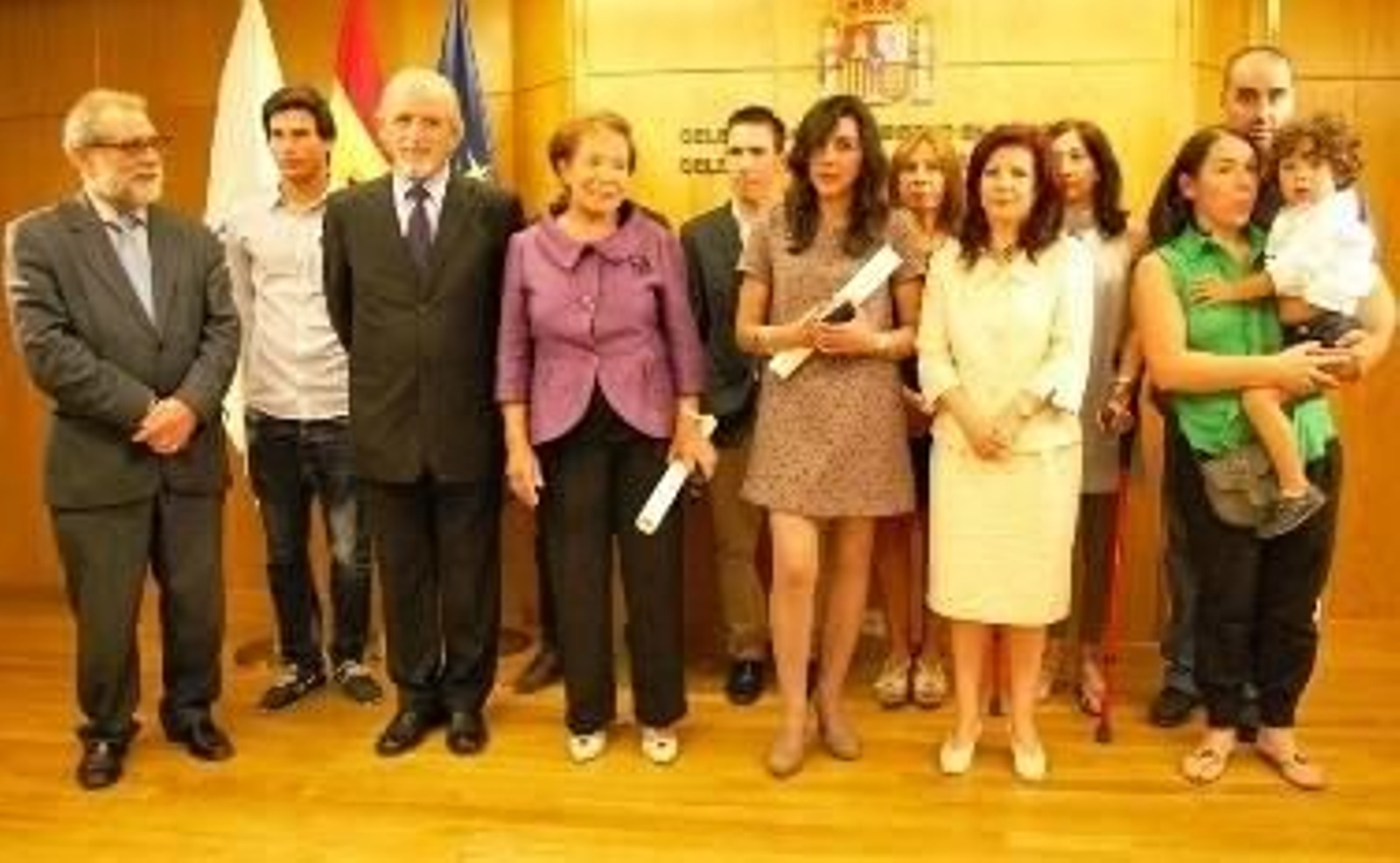 La directora general de Ciudadanía Española en el Exterior junto a los familiares de los homenajeados.