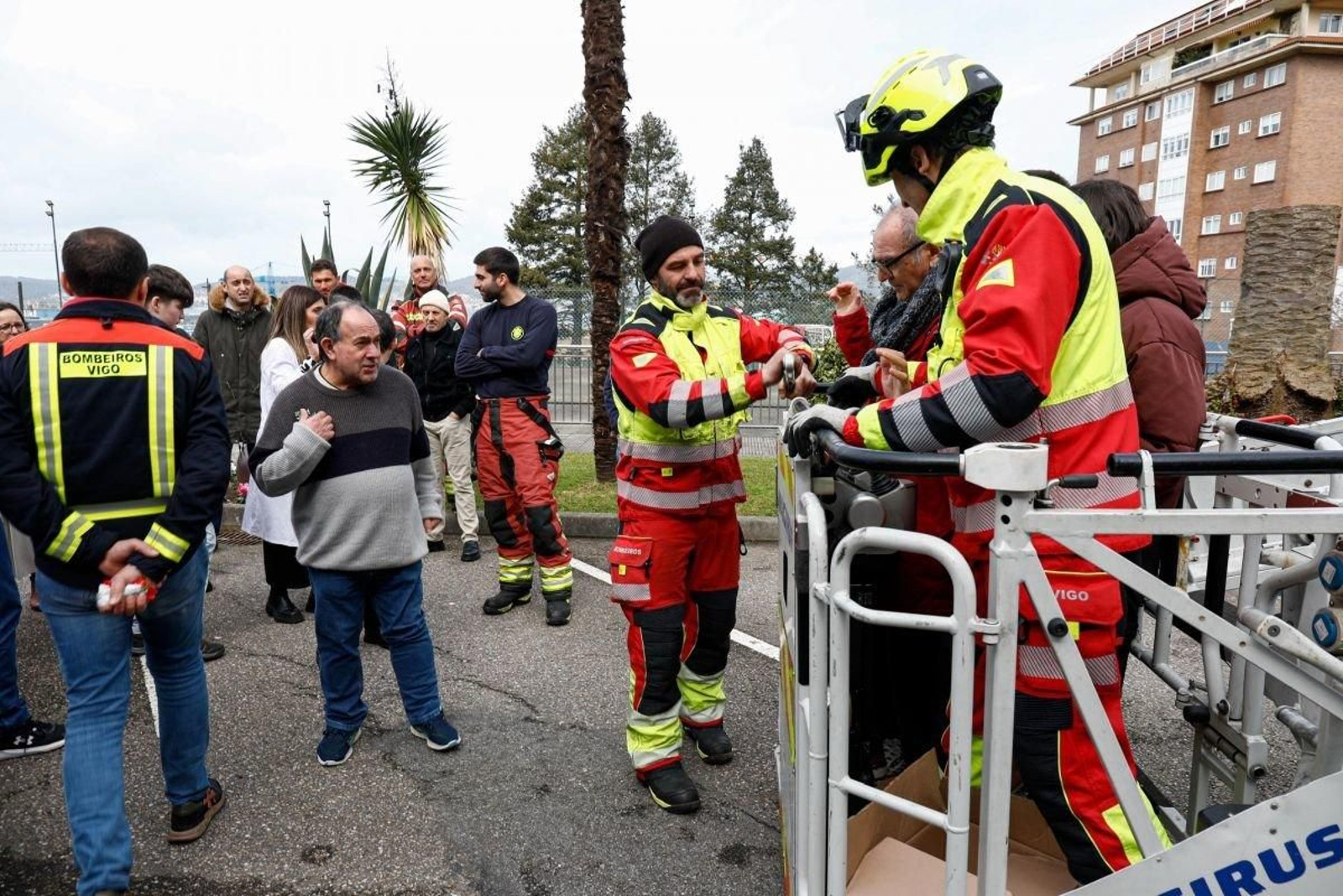 Los usuarios disfrutaron contemplando el coche-escalera y algunos pudieron subir con los bomberos.