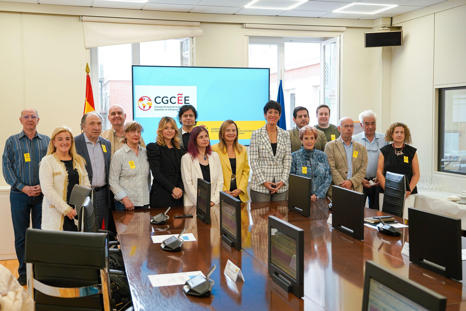 La ministra Elma Saiz y la directora general de Ciudadanía Española en el Exterior, Elena Bernardo, junto a los miembros de las Comisiones Delegadas de Asuntos Civiles y Socialaborales.
