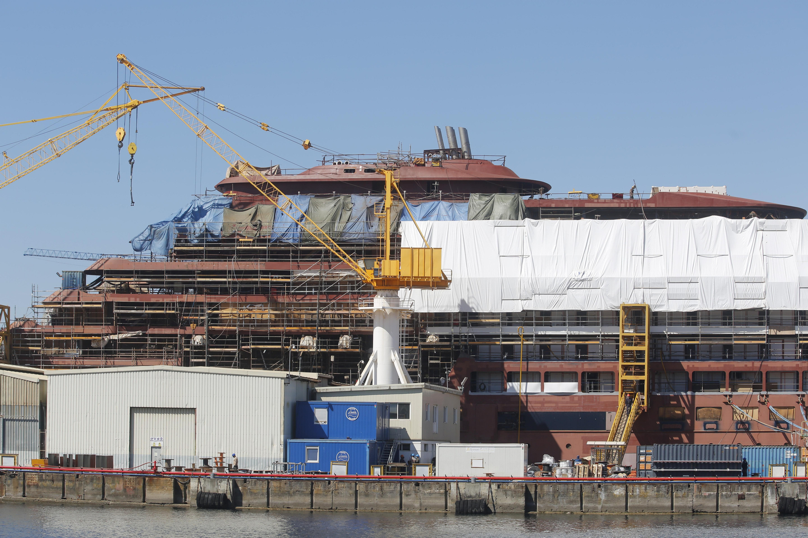 Construcción del crucero de lujo “Evrima”