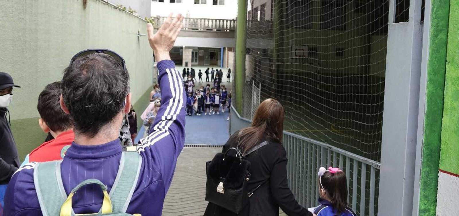 El curso del covid se despide con abrazos. // Vicente Alonso