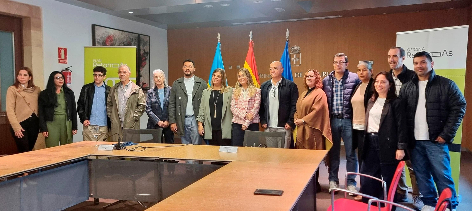 La vicepresidenta del Principado, Gimena Llamedo y la directora general de Emigración y Políticas de Retorno, Olaya Romano durante un encuentro con retornados.