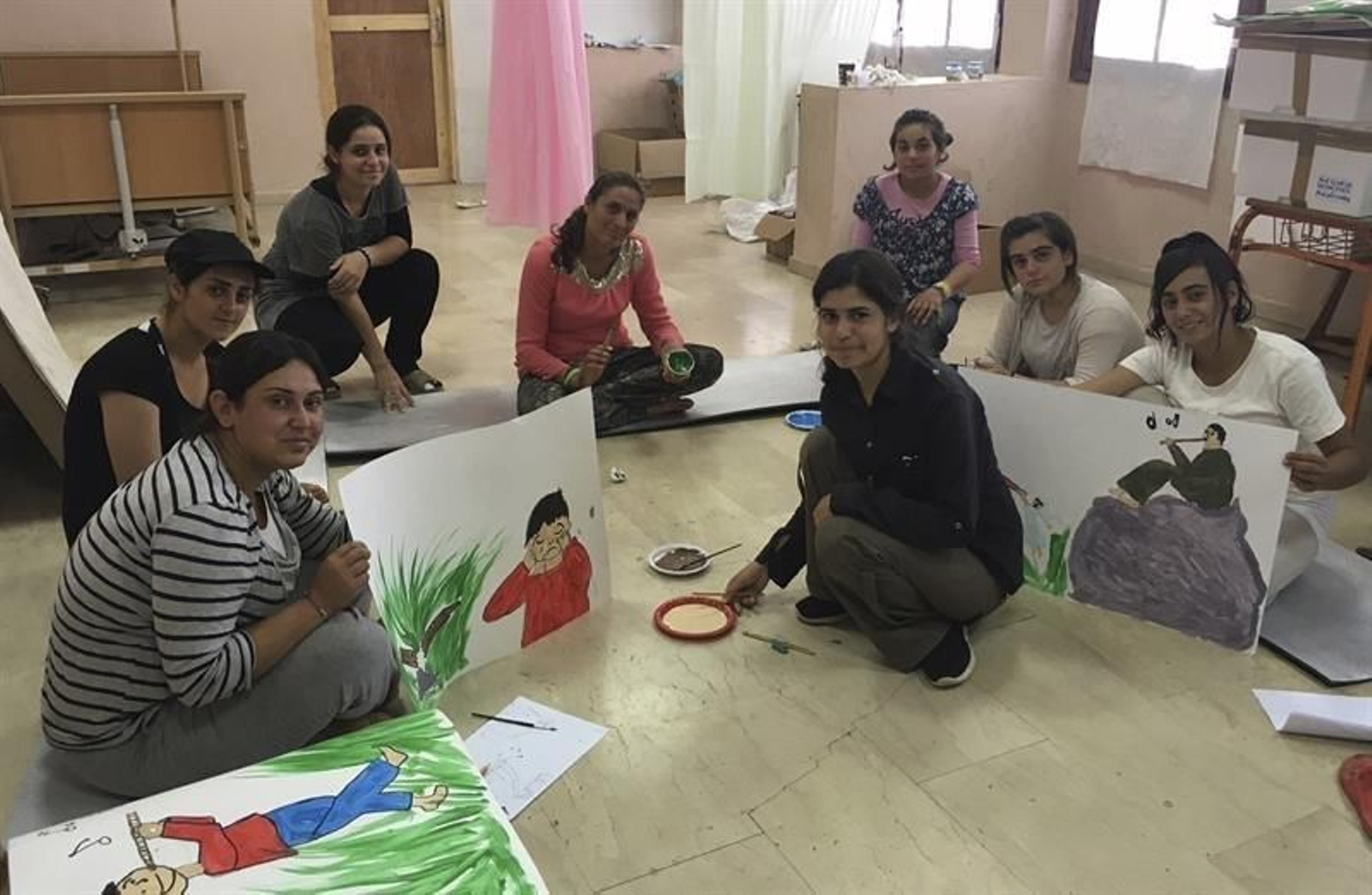 Unas mujeres muestran sus trabajos en el campo de Petra Olympiu, en la falda del monte Olimpo.
