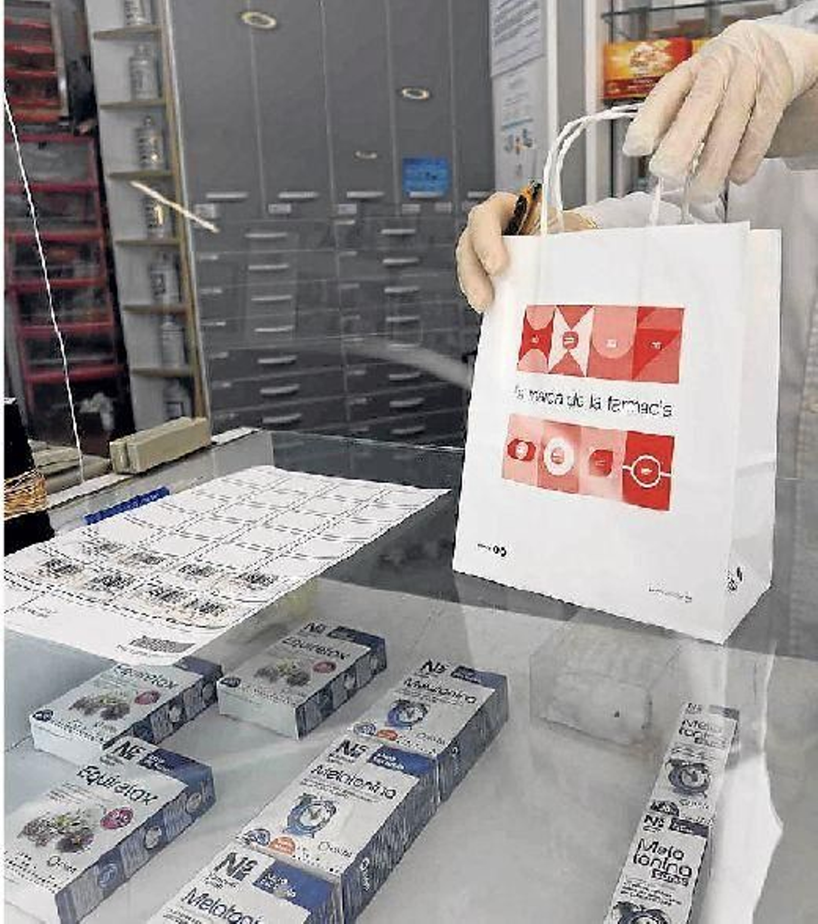 Farmacia en la avenida Camelias preparando uno de los envíos a domicilio.