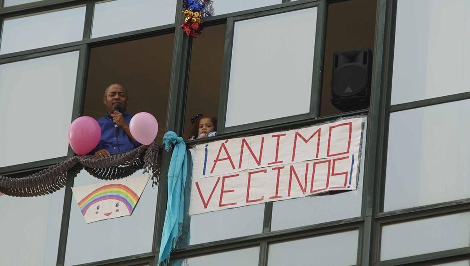 Luis, presentando las dedicatorias diarias recibidas y la música del día hasta las 20,45 horas.