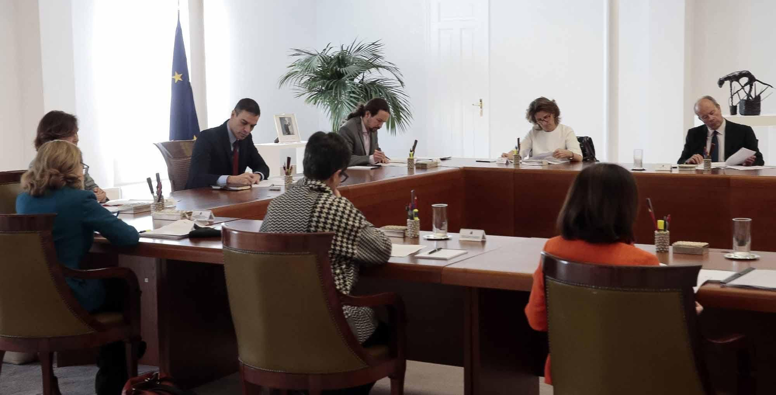 Fotografía facilitada por la Moncloa que muestra al presidente del Gobierno, Pedro Sánchez (3i), que preside la reunión de Consejo de Ministros, junto al vicepresidente Pablo Iglesias (3d) y la vicepresidenta, Carmen Calvo (2i), en el Palacio de la Moncloa