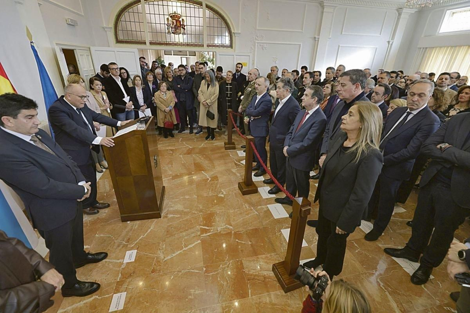 Abel Losada, ayer en Pontevedra, ante el delegado del Gobierno y el público en la Subdelegación.