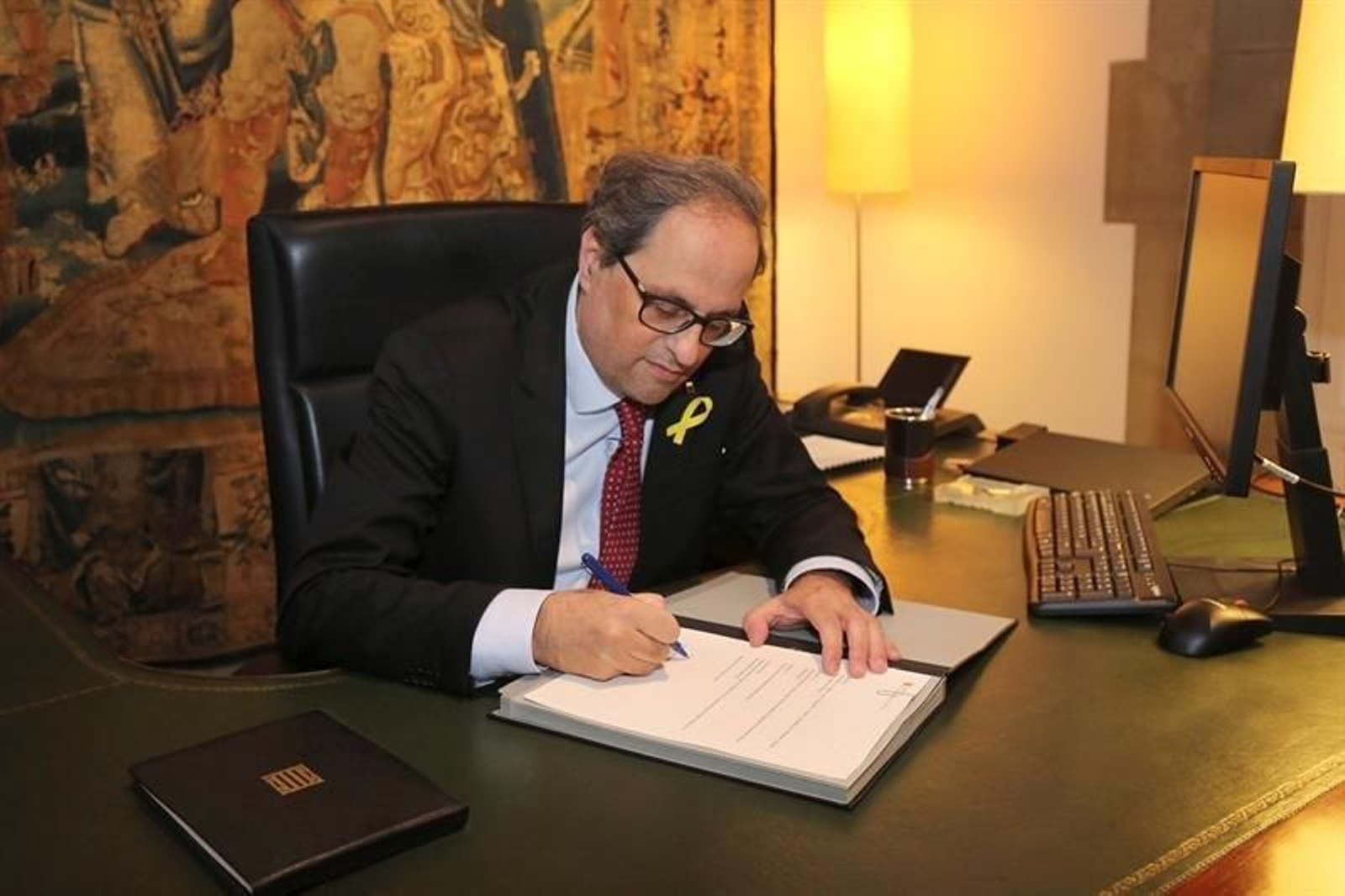 El presidente, Quim Torra, firmando hoy un nuevo decreto de nombramiento de los consellers