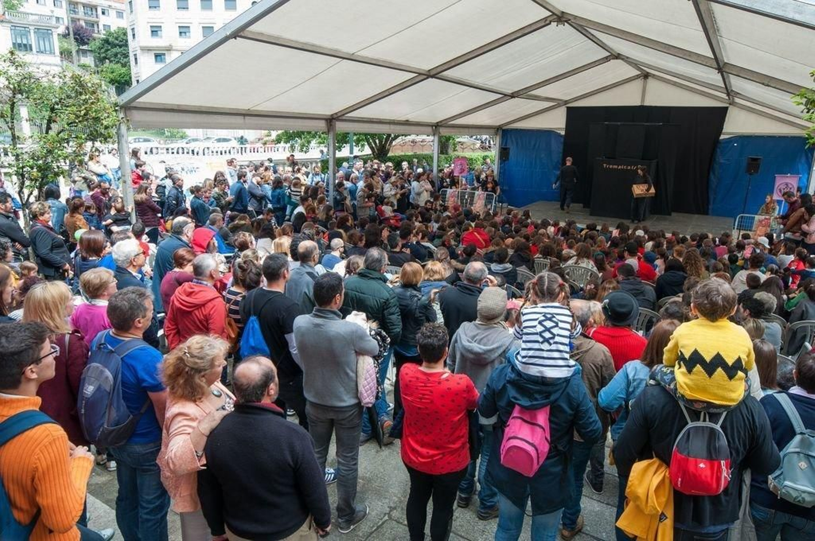 Un espectáculo de guiñol abrió la jornada de ayer en la carpa de la Alameda, llena a rebosar, con la compañía gallega Trompicallo Títeres y su "Jiñol" en el que la propuesta trabajaba con destreza los tradicionales muñecos de guante. El espacio acogió nuevamente esta obra por la tarde en un segundo pase con igual éxito de público.