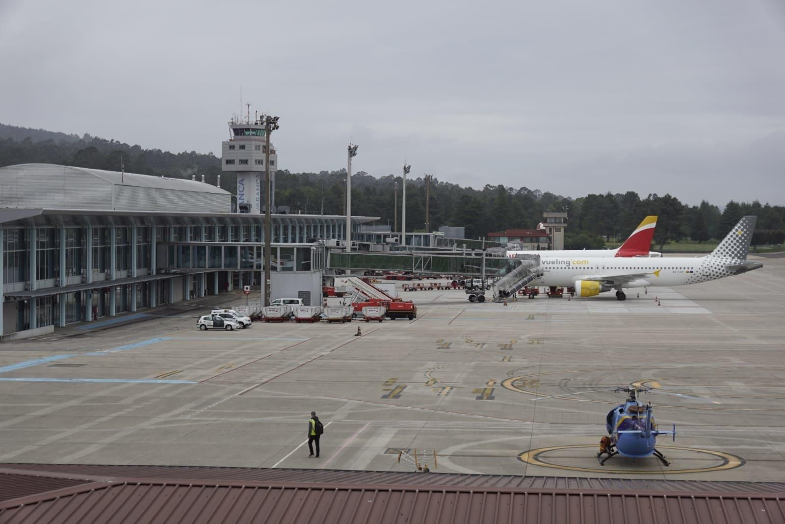 Peinador cerrado más de hora y media por el vuelco de un camión // Vicente
