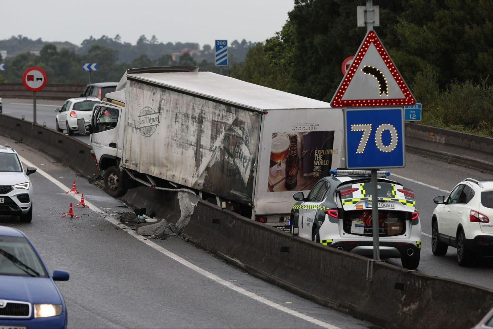 Accidente de un camión en la A-55 en Mos. // Alberte