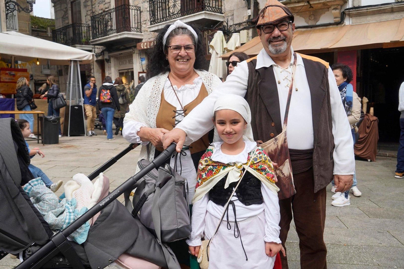 Gente vestida de época por la Reconquista.