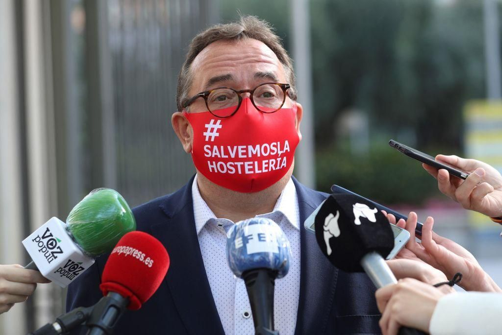 El presidente de Hosteleros de España, José Luis Yzuel, tras la caravana de coches convocada ayer en Madrid.