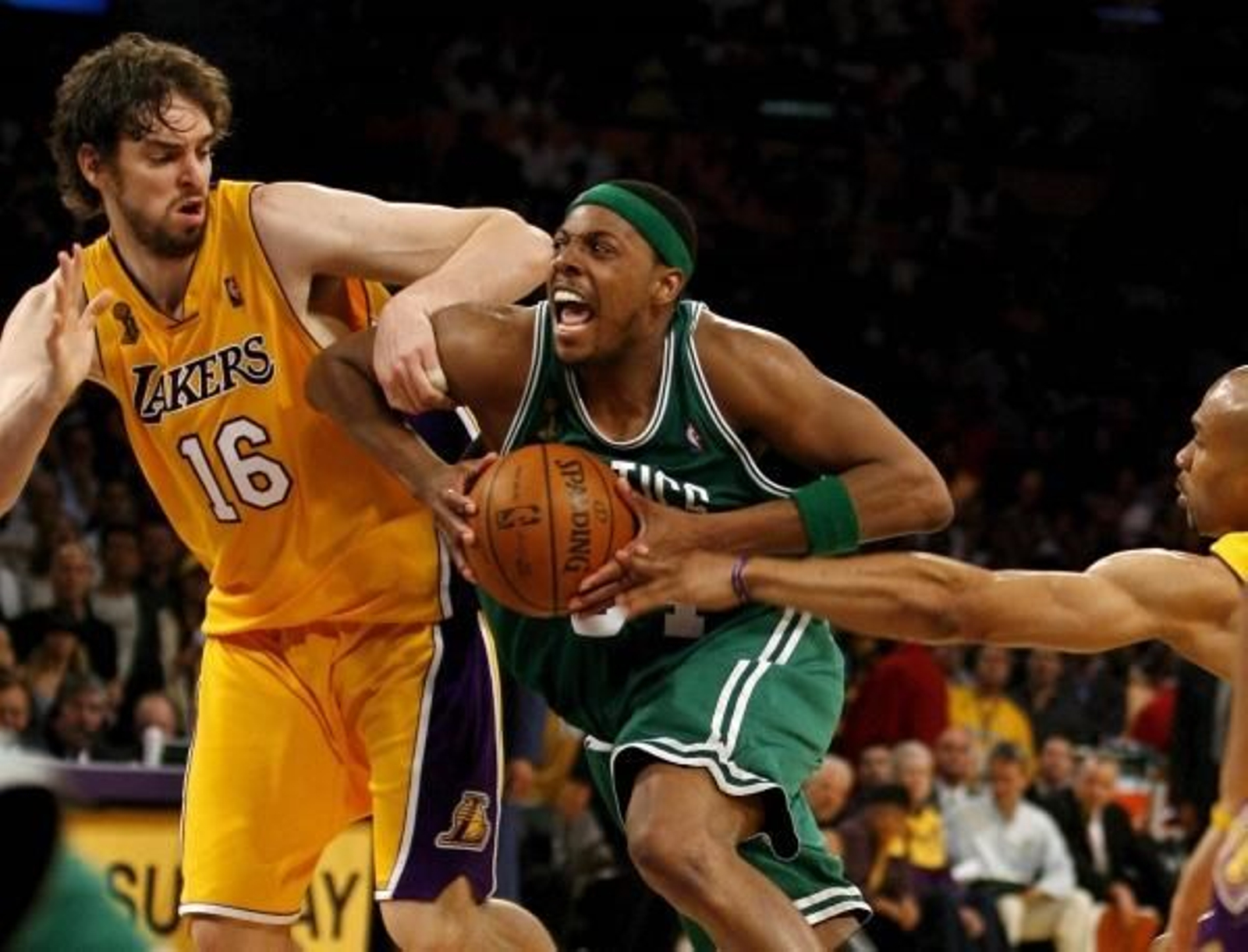 Paul Pierce entra a canasta y Gasol intenta frenarle.