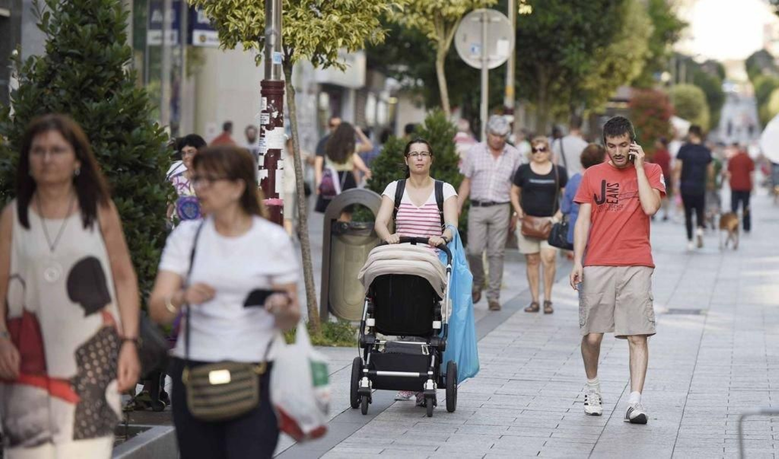 Vigueses por la zona peatonal de Urzaiz en el barrio del Calvario, uno de los más poblados del municipio.