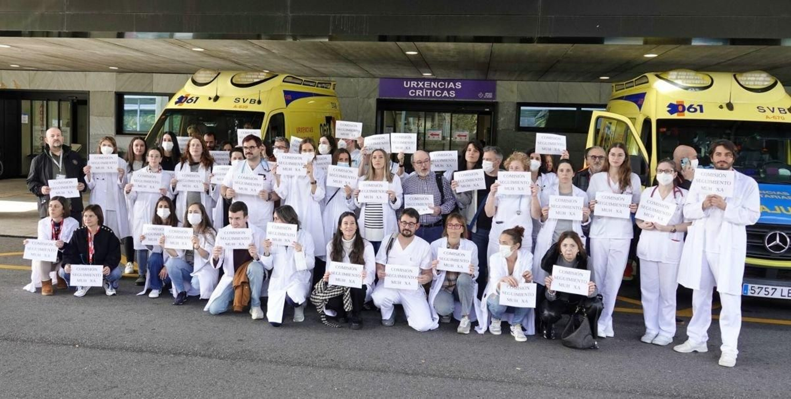 Cuarenta facultativos se concentraron a mediodía de ayer ante las puertas del servicio de Urgencias del Hospital Álvaro Cunqueiro.