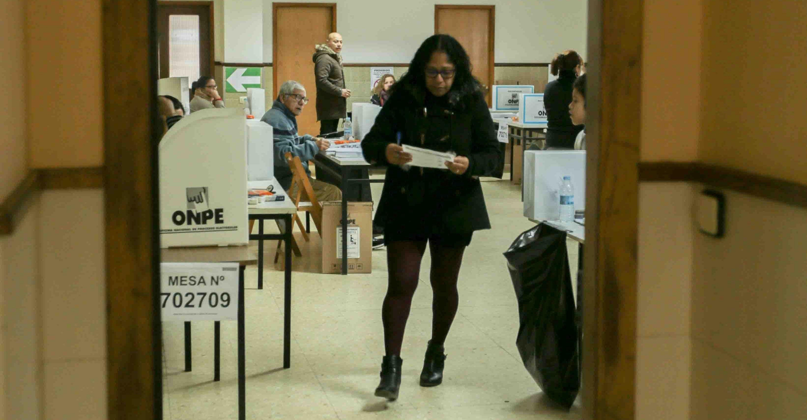 El colegio electoral de Vigo, con nueve mesas, recogió cerca de 400 votos de peruanos de toda Galicia.