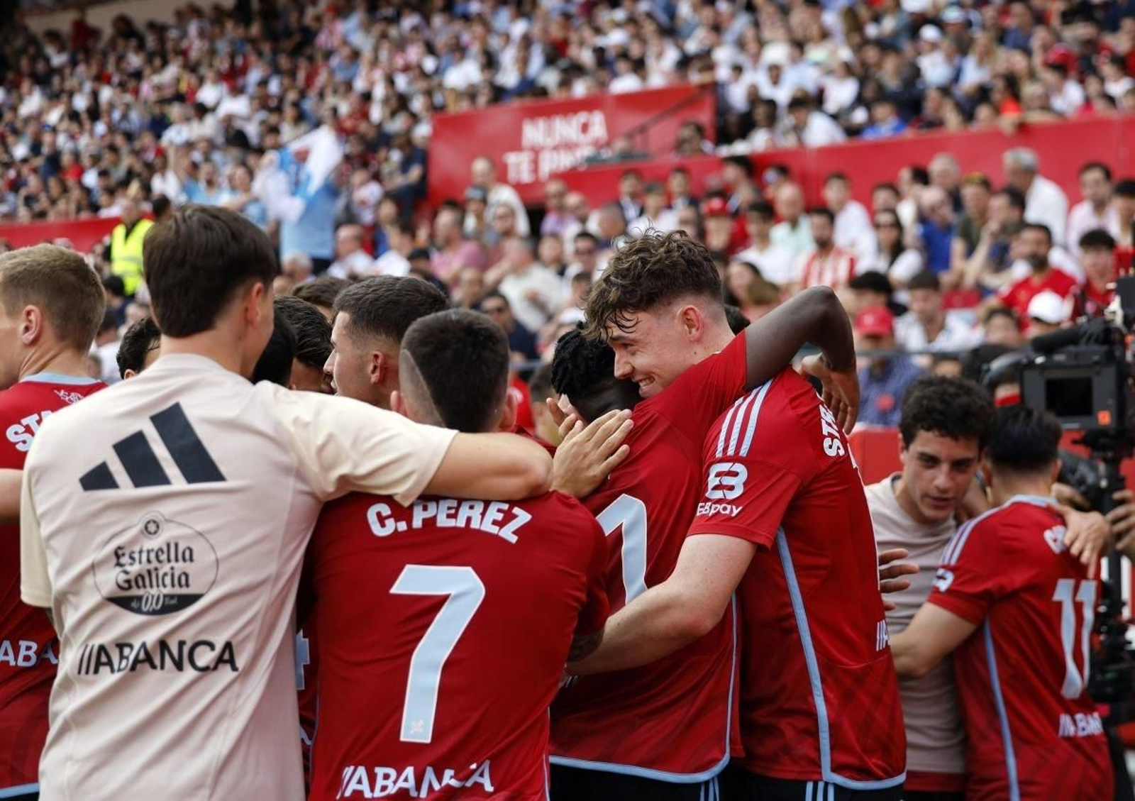 La plantilla del Celta -suplentes, titulares y sustituidos- festejaron con algarabía el gol de Larsen, el que supuso sumar los tres puntos.
