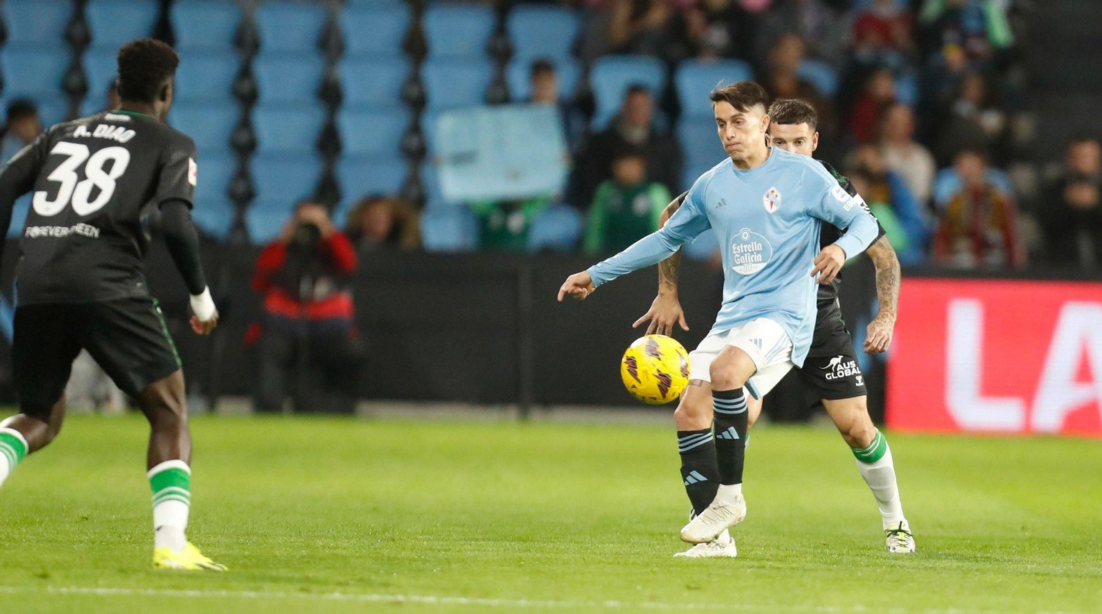 Cervi controla un balón.