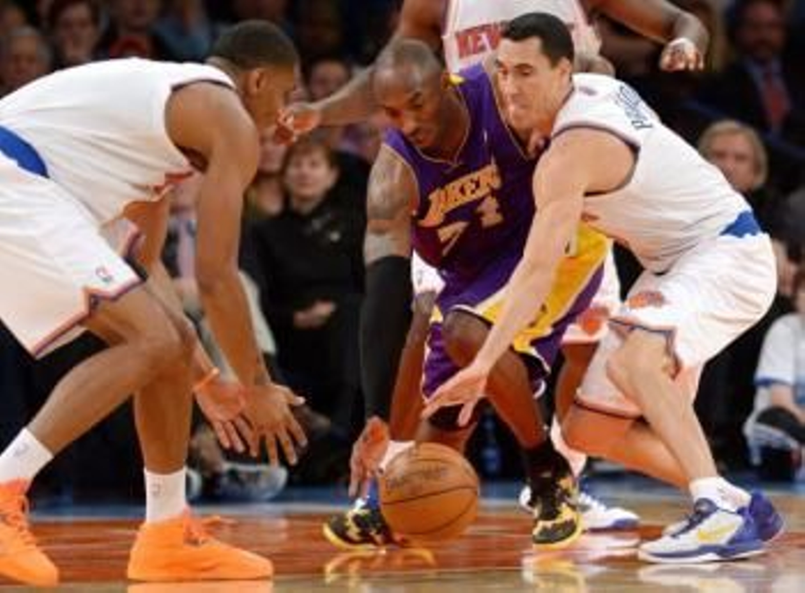 Kobe Bryant pelea por el balón con White y Prigioni, de los Knicks.