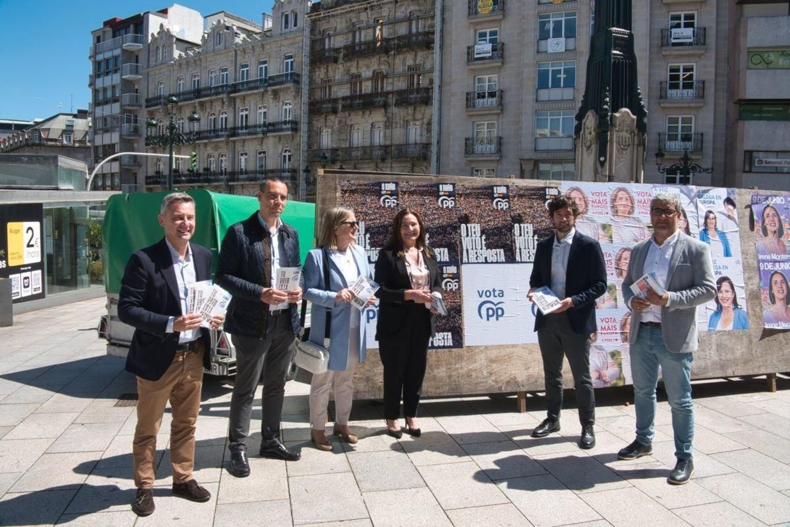 El candidato del PP al Parlamento Europeo, Adrián Vázquez, ayer en la Farola de Urzaiz.