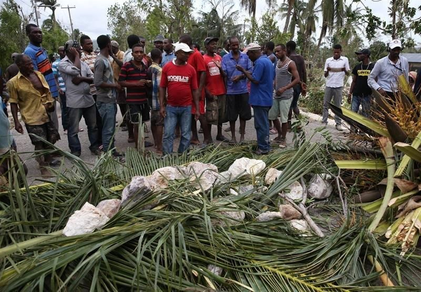 Hombres reclaman por comida y agua en Les Cayes (Haití)