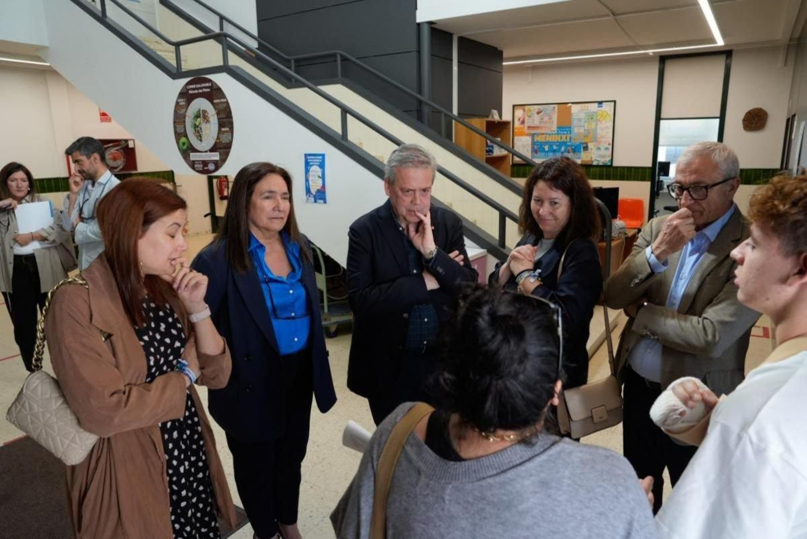 Antonio Gómez Caamaño, entre Ana Ortíz (I), y la alcaldesa, Marta Valcárcel (d), ayer en Salvaterra.