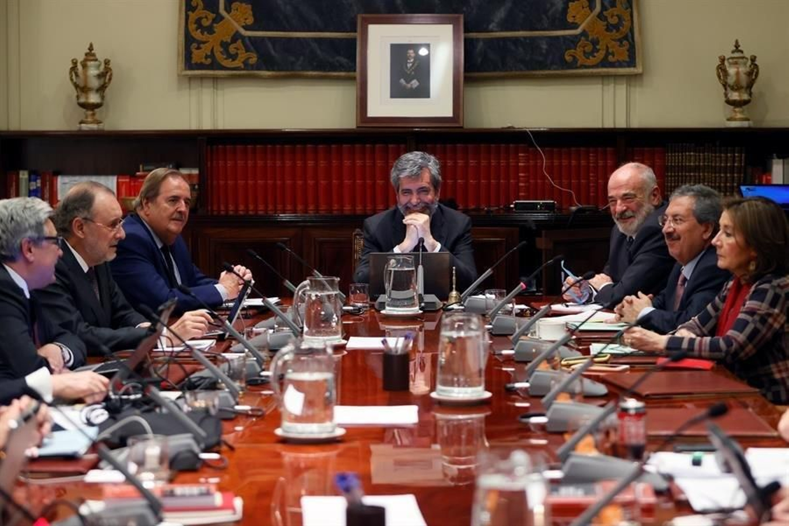 El presidente del Consejo General del Poder Judicial (CGPJ), Carlos Lesmes (c), preside este jueves el pleno