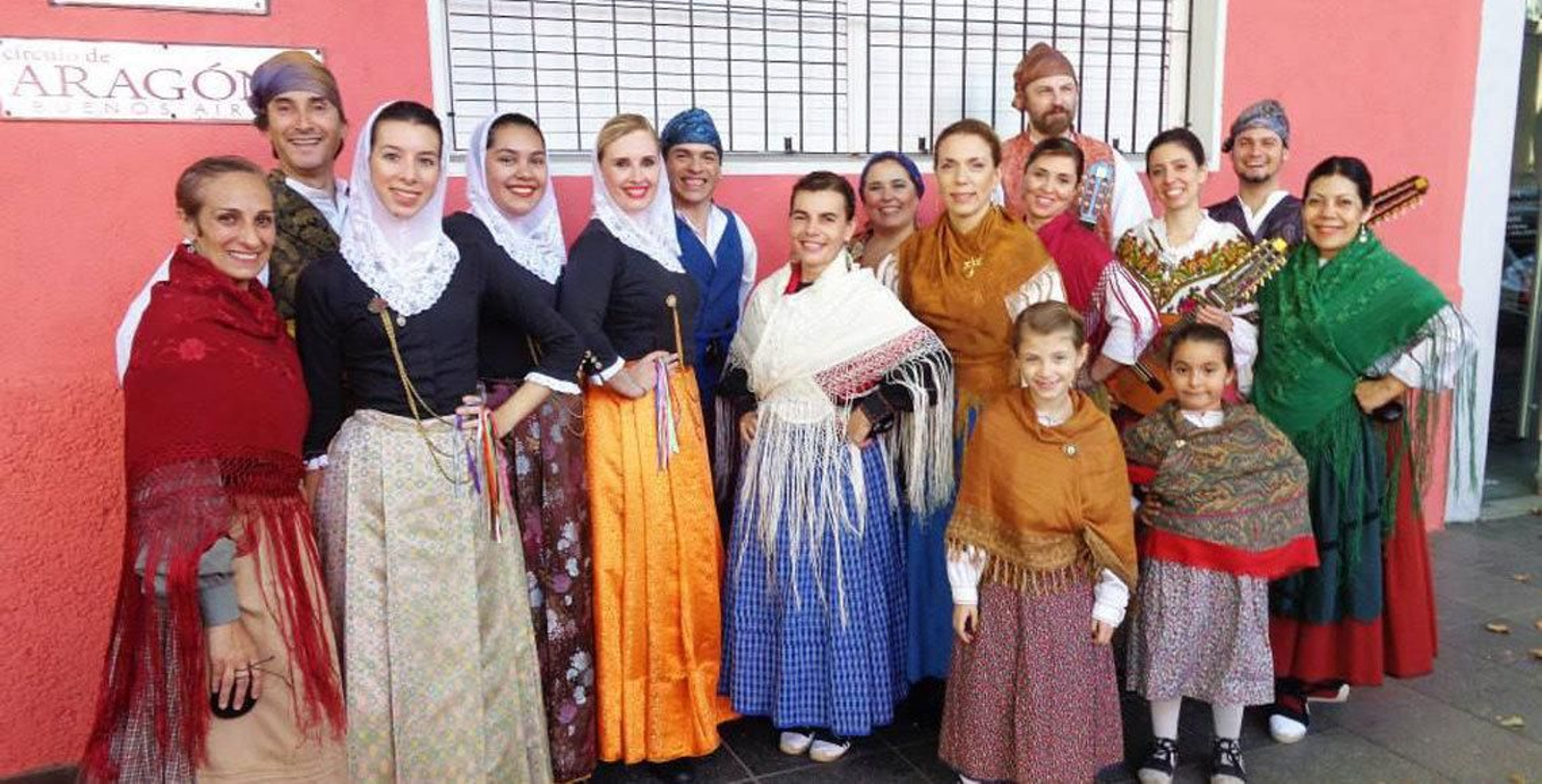 Miembros de las agrupaciones folclóricas aragonesas y baleares, en Buenos Aires.