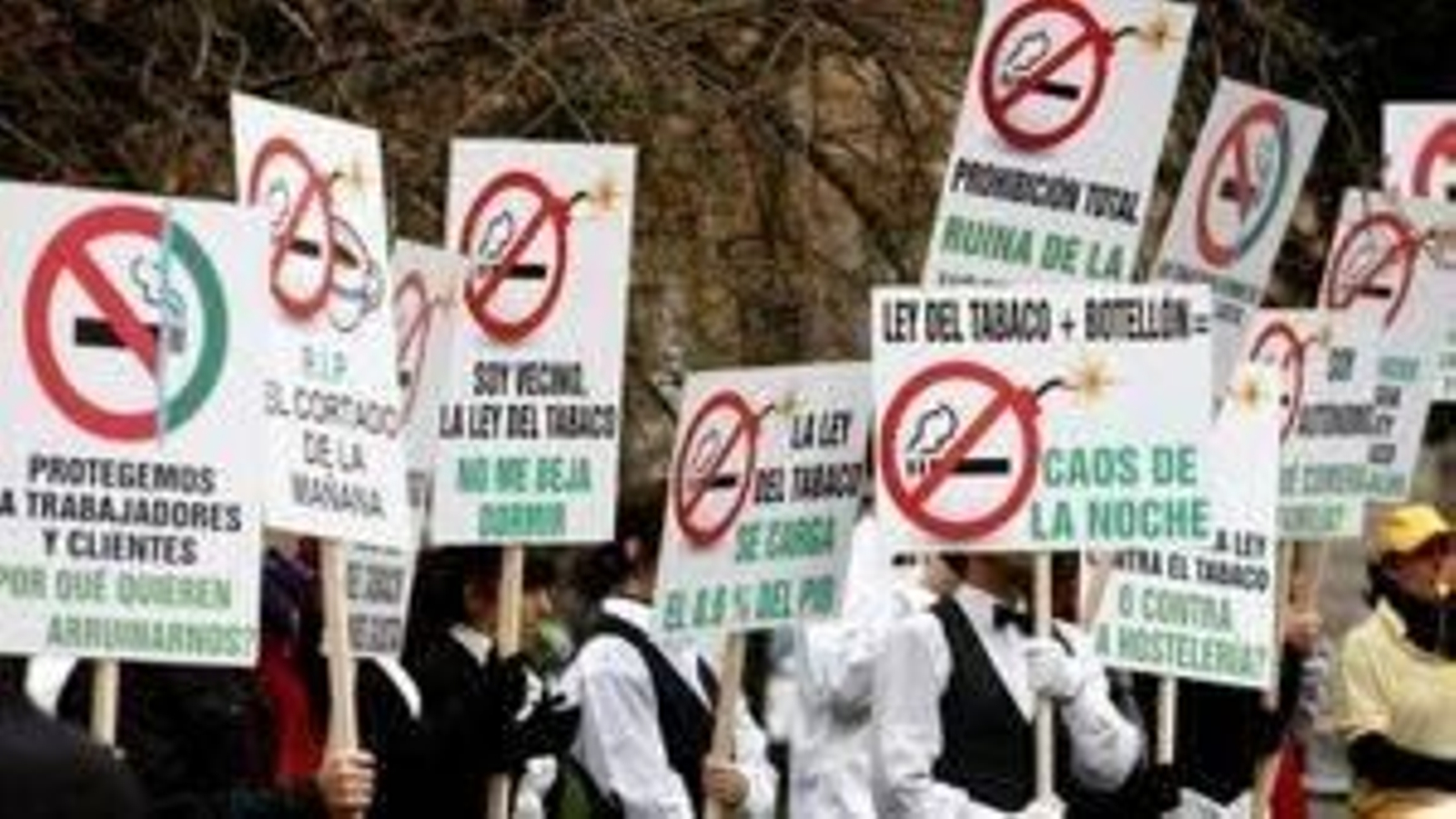 Hosteleros se manifiestan en las calles, en contra de la ley antitabaco.