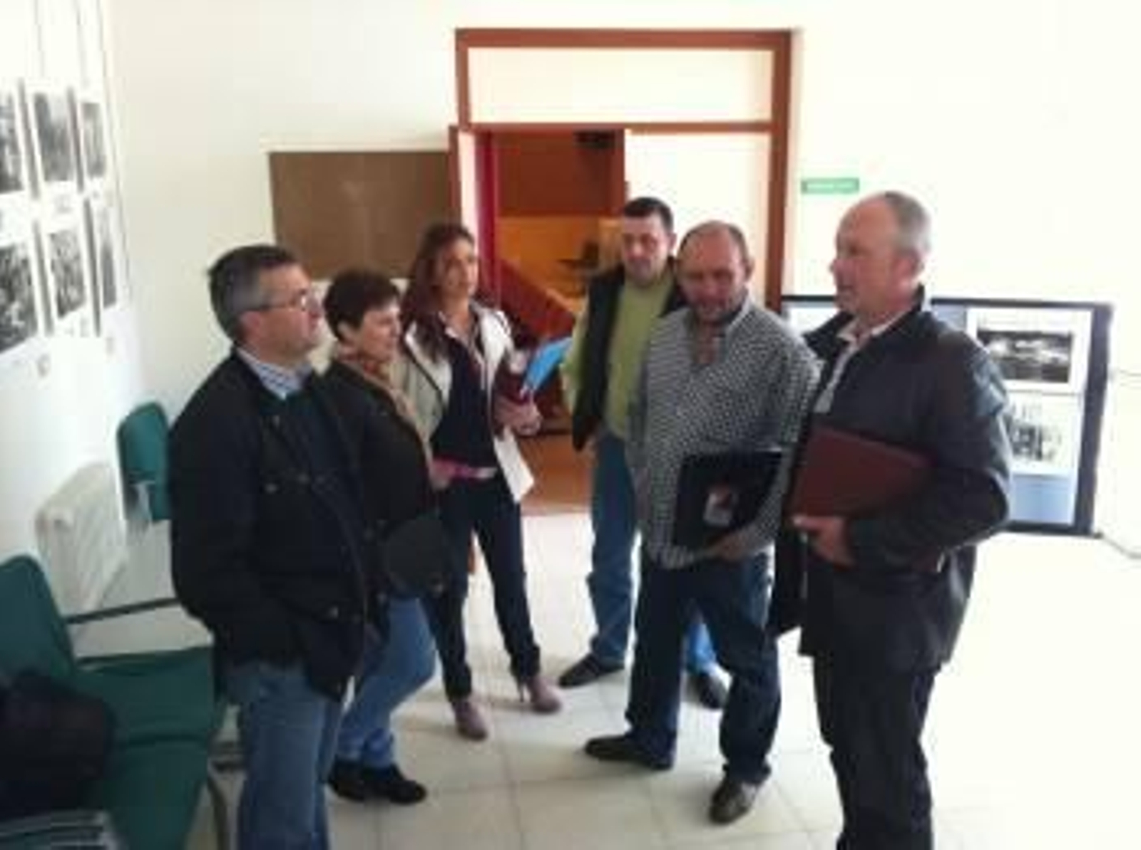 Los firmantes de la moción en O Valadouro, antes de anunciar su presentación en rueda de prensa.