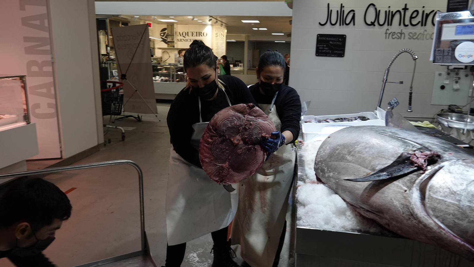 atun rojo de 190 kilos en la pescadera julia quinteiro en el mercado del progreso