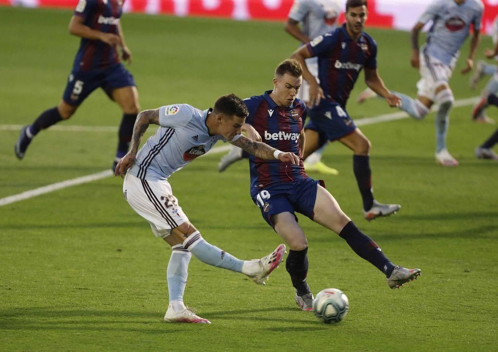 Santi Mina dispara a portería en una acción del partido de ayer ante el Levante.